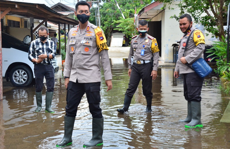 Kapolres HSU AKBP Afri Darmawan pantau banjir