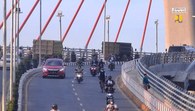 Truk lewat Jembatan Sei Alalak