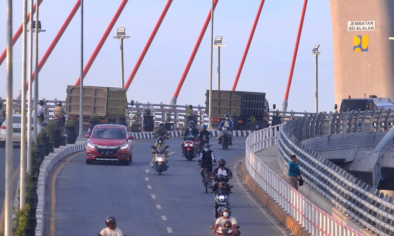 Truk lewat Jembatan Sei Alalak