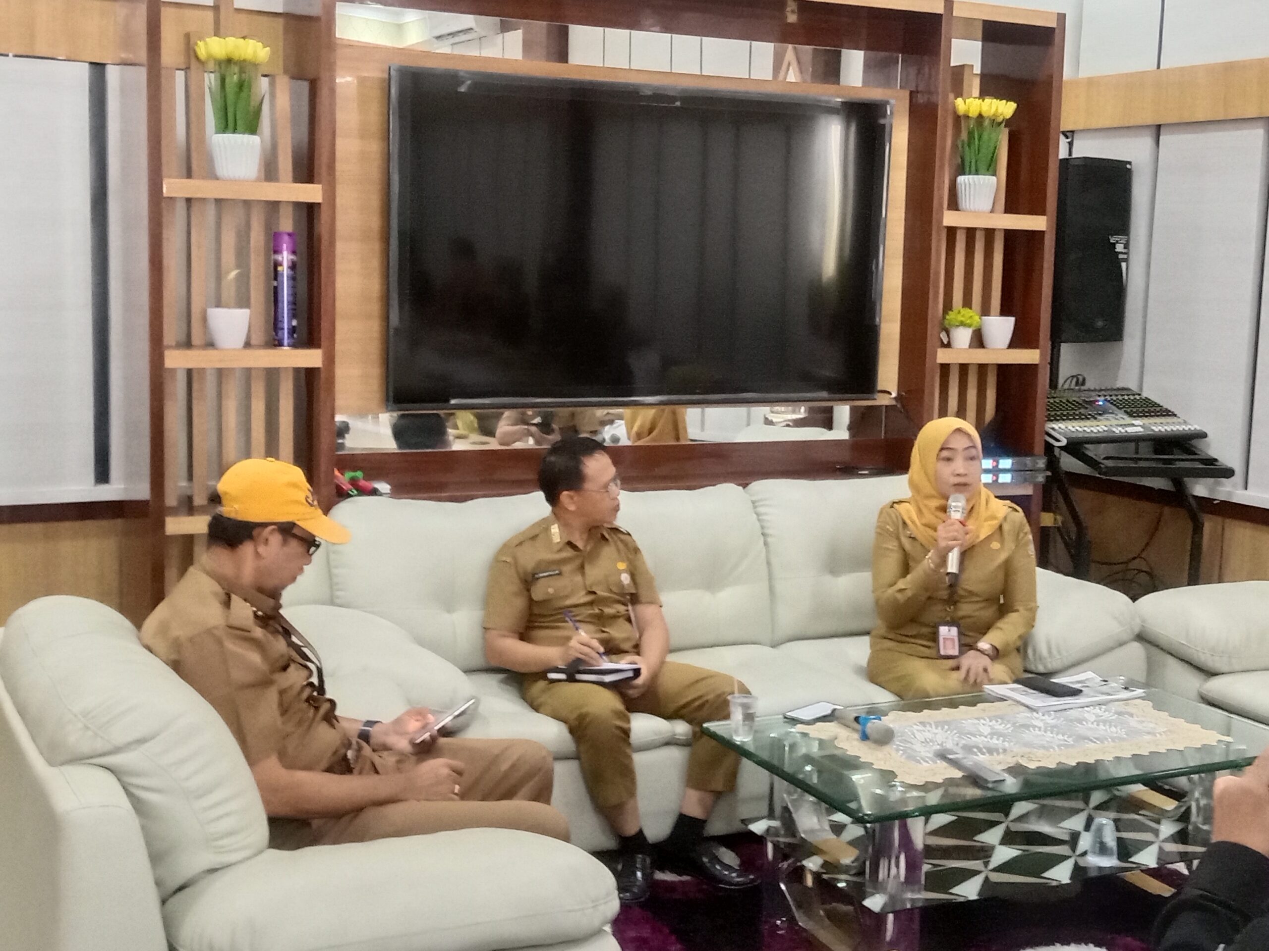 Kadisbunnak Kalsel Hj Suparmi, saat pemaparan bersama media dan Kepala Biro Adpim Kalsel Berkatullah beserta jajaran di Banjarbaru