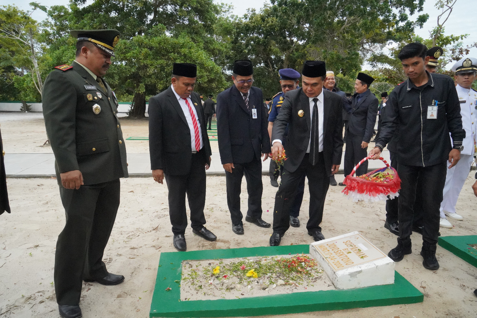 Bupati Tanbu HM Zairullah Azhar Ziarah dan Tabur Bunga di Makam Pahlawan Mattone