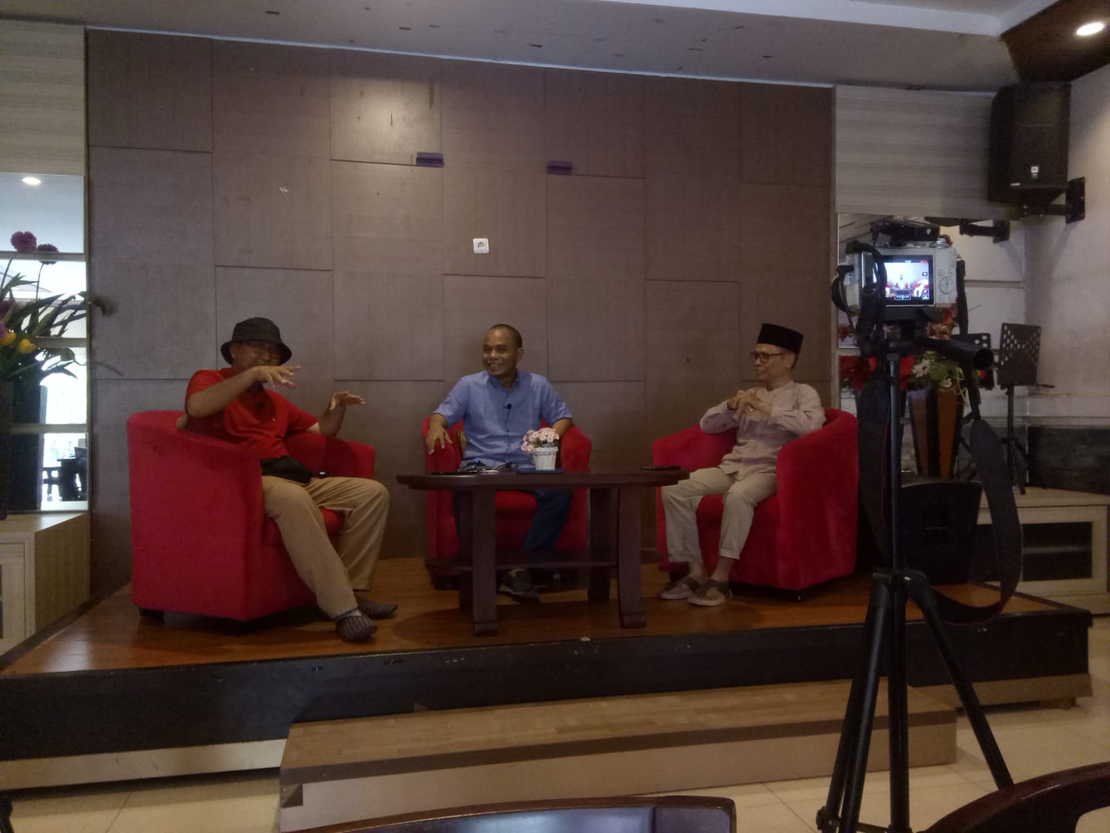 Prof Awali Risky (tengah) didampingi Dr H Subhan Syarief dan host jurnalis Muhammad R, dalam bincang-bincang program Tok-Tok di jr-tv