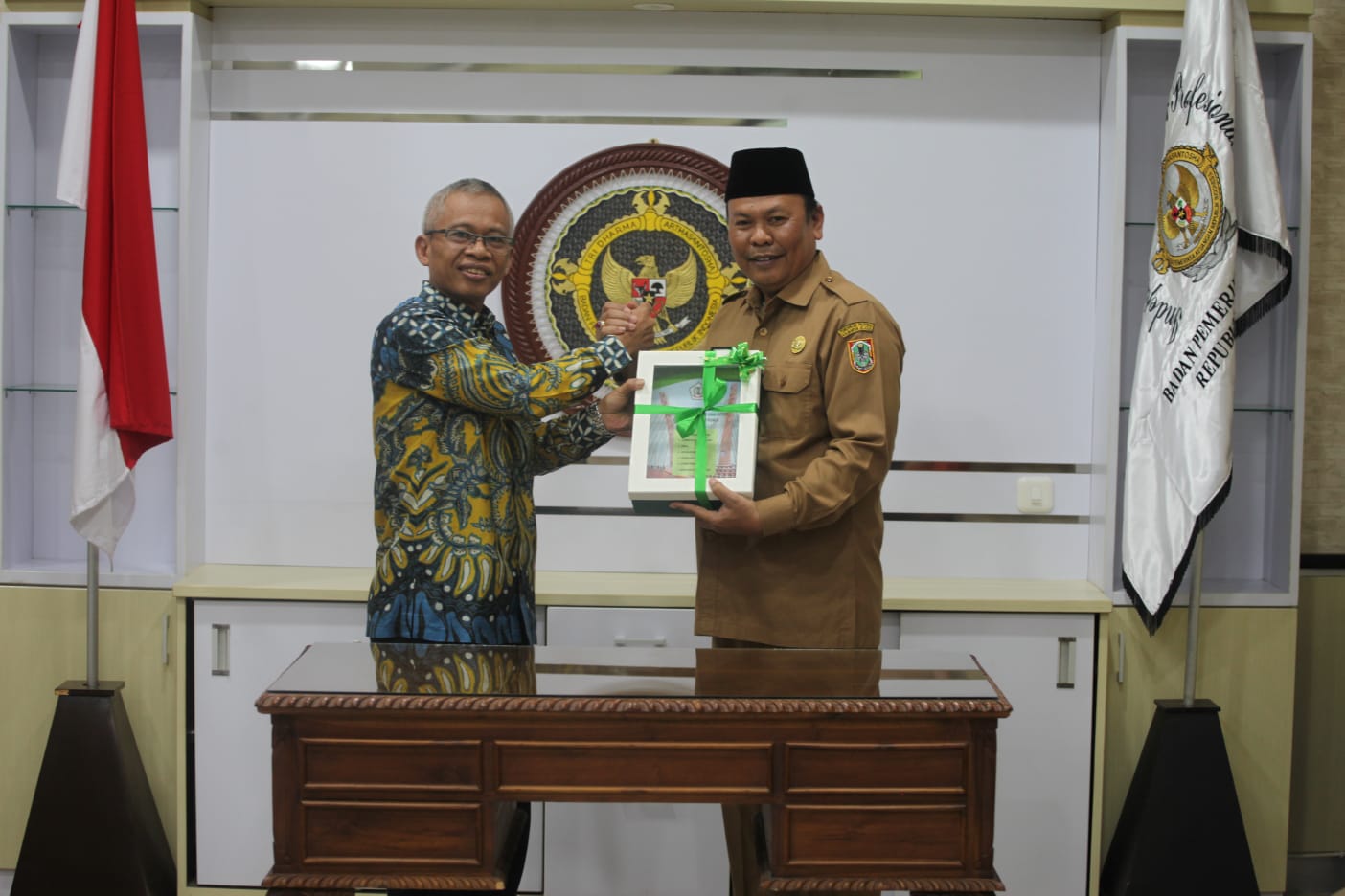 Pj Kabupaten Barito Kuala Mujiyat dan Kepala Perwakilan BPK RI Provinsi Kalsel Rahmadi