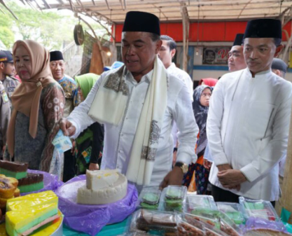 Bupati HM Zairullah Azhar mengunjungi stad dalam Ramadhan Cake Fair 2023 di Tanah Bumbu