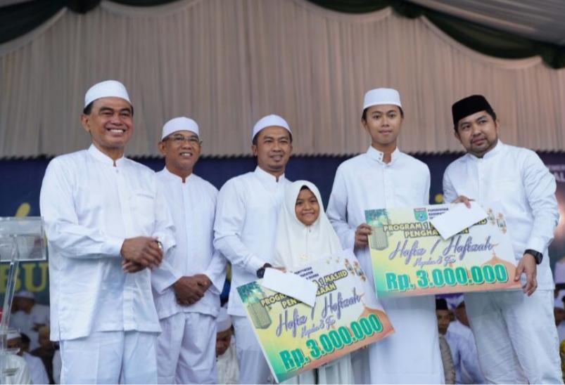 Bupati Abah HM Zairullah Azhar menyerahkan bantuan di Hari Jadi ke-20 Kabupaten Tanah Bumbu