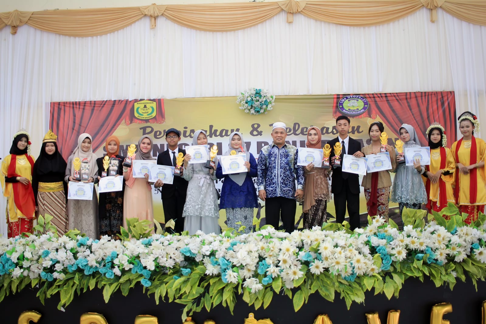 Siswa/Siswi SMPN 27 Banjarmasin yang meraih peringkat dan pernghargaan dari sekolah pada Perpisahan dan Pelepasan Tahun Ajaran 2022/2023 di Gedung Serba Guna Banua Anyar