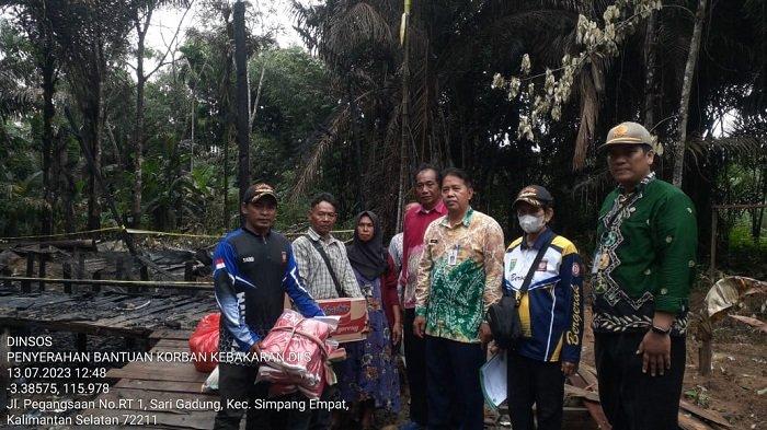 Pemkab Tanbu memberikan bantuan sosial untuk korban kebakaran di Desa Sarigadung, Kecamatan Simpang Empat,