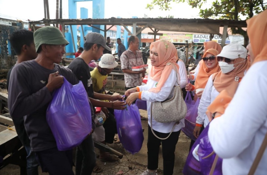 DWP Tanbu berbagi nasi kotak dan sembako di Jumat Berkah