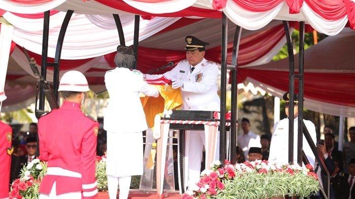 Menjadi Inspektur Upacara HUT ke-78 Kemerdekaan RI Bupati HM Zairullah Azhar