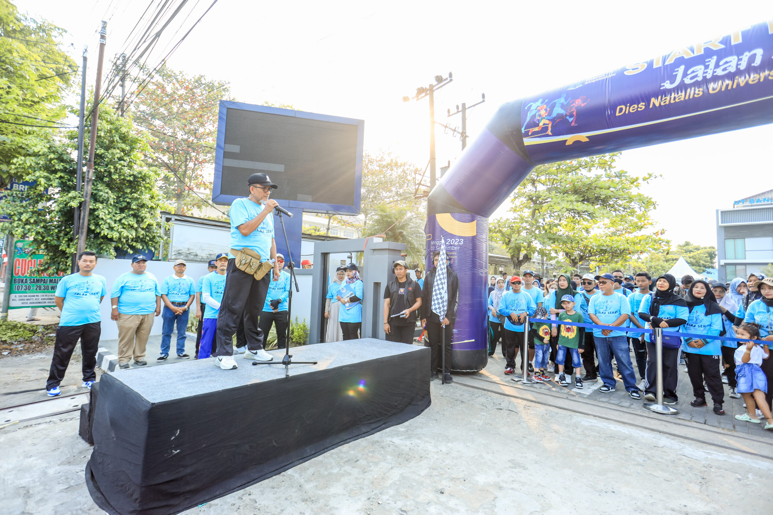 Direktur Universitas Terbuka Banjarmasin, Mochamad Priono Memberikan Sambutan pada Pelepasan Peserta Jalan Sehat di Halaman UT Banjarmasin