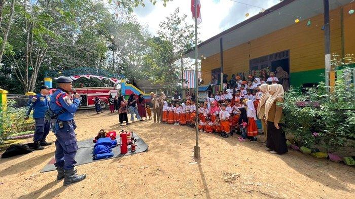 Personel Posko Damkar Satui, Kecamatan Satui, Tanbu mengenalkan peralatan damkar ke PAUD Terpadu TK - KB Sinar Harapan
