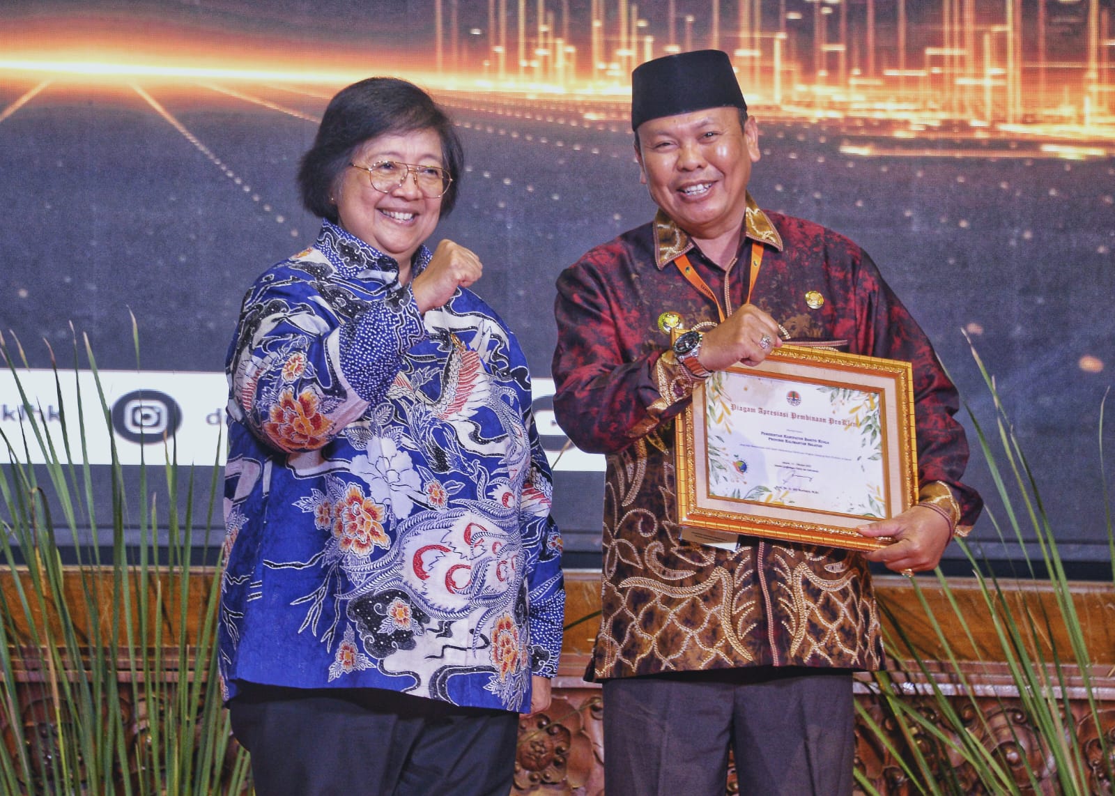 Pj Bupati Batola Mujiyat dan Menteri Lingkungan Hidup Siti Nurbaya Bakar