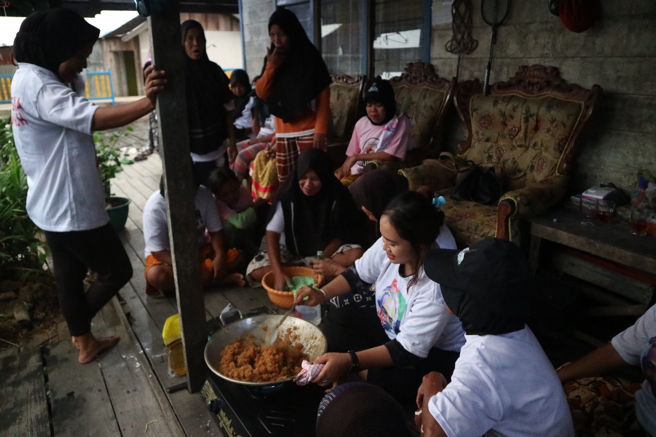 Pelatihan Membuat Kuliner Wadai Kakicak Bersama Warga di Jalan Sungai Lulut Banjarmasin