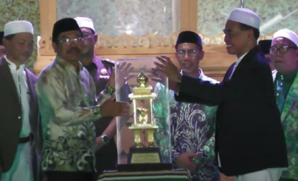 Bupati HM Zairullah Azhar Menyerahkan Piala Kepada Panitia MTQN XX Tingkat Kabupaten Tanbu