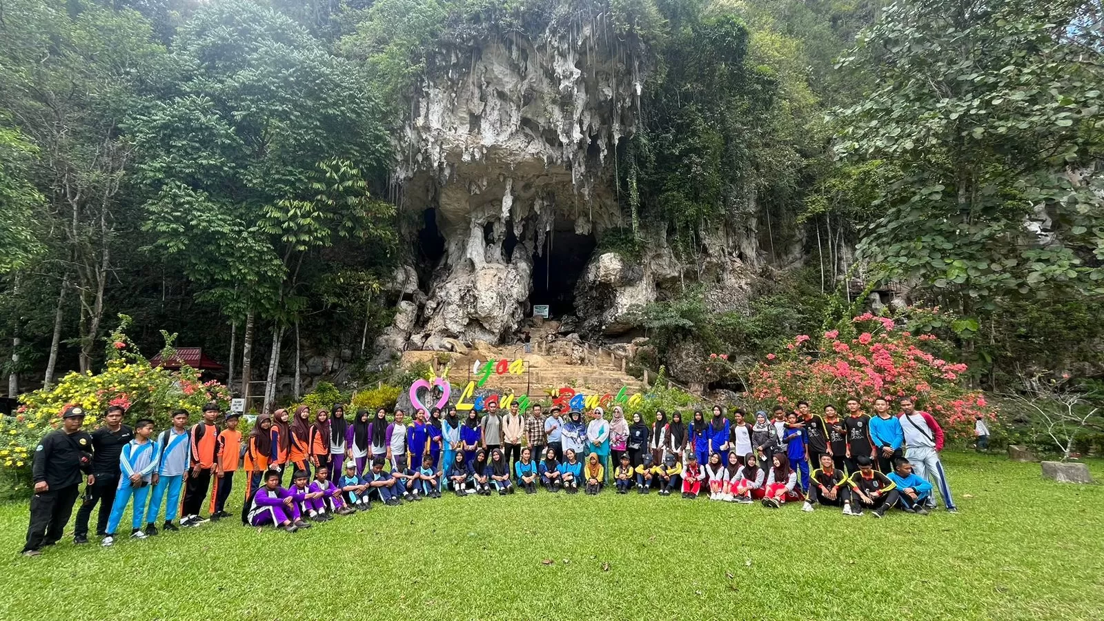 Pemkab Tanah Bumbu kenalkan Situs Cagar Budaya Liang Bangkai kepada pelajar setempat. Kegiatan ini bertujuan memperkenalkan arkeologi dan memperkokoh khazanah budaya bangsa