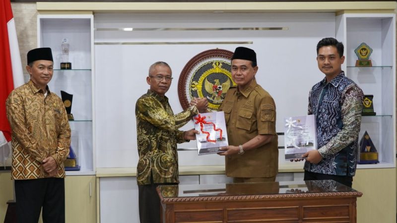 Bupati HM Zairullah Azhar menyerahkan Laporan Hasil Pemeriksaan (LHP) kepada Kepala BPK RI Perwakilan Provinsi Kalimantan Selatan (Kalsel) Rahmadi