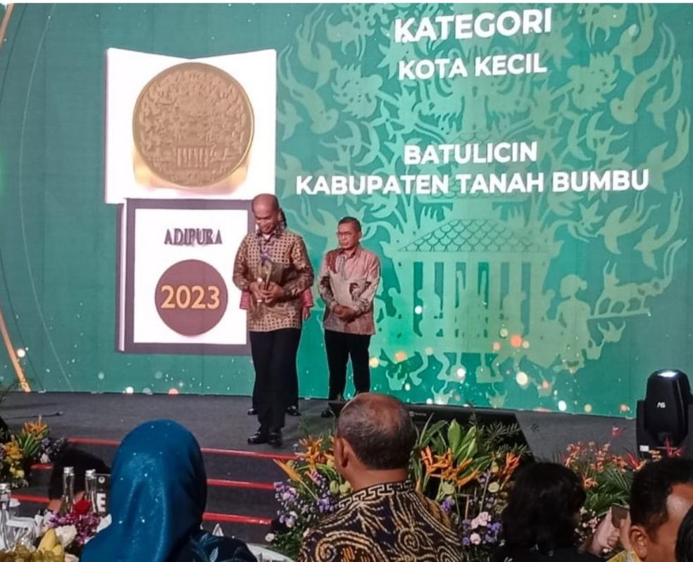 Sekda Tanbu H Ambo Sakka Menerima Penghargaan Piala Adipura dari KLHK