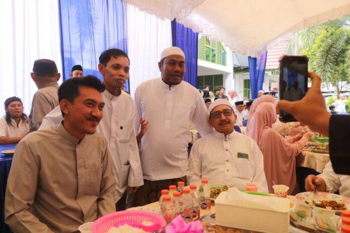 Bupati H. Saidi Mansyur dan Wakil Bupati Habid Idrus berfoto bersama warga Banjar. (Istimewa)
